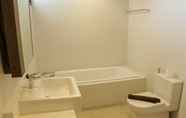 Toilet Kamar 7 Comfort 3BR at Simprug Park Residences By Travelio Premium