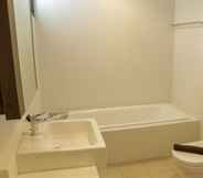 In-room Bathroom 7 Comfort 3BR at Simprug Park Residences By Travelio Premium