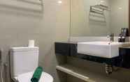 Toilet Kamar 5 Cozy and Well Appointed Studio at West Vista Apartment By Travelio