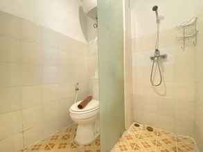 Toilet Kamar 4 Cozy Studio at Apartment Emerald Towers By Travelio