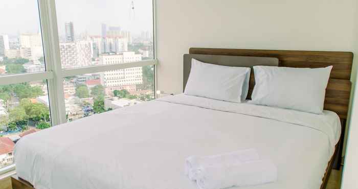 Kamar Tidur Restful and Elegant 2BR at Menteng Park Apartment By Travelio