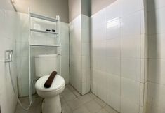 Bilik Mandi dalam Bilik 5 Spacious and Tidy 2BR at Gateway Ahmad Yani Apartment By Travelio