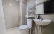 In-room Bathroom 4 Cozy Stay Studio Apartment at Paramount Skyline By Travelio