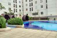 สระว่ายน้ำ Comfort and Great Location 3BR at Bassura City Apartment By Travelio