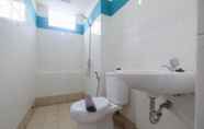 In-room Bathroom 6 Comfort and Great Location 3BR at Bassura City Apartment By Travelio