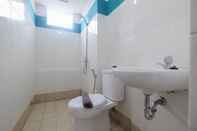 ห้องน้ำภายในห้อง Comfort and Great Location 3BR at Bassura City Apartment By Travelio