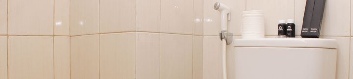 客室内バスルーム 4 Cozy Stay and Warm Studio Urbantown Karawang Apartment By Travelio