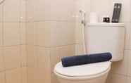 Toilet Kamar 4 Cozy Stay and Warm Studio Urbantown Karawang Apartment By Travelio