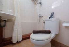 In-room Bathroom 5 Restful and Strategic 2BR at Bassura City Apartment By Travelio