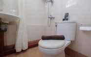 Toilet Kamar 5 Restful and Strategic 2BR at Bassura City Apartment By Travelio