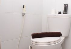 客房浴室 4 Simply and Cozy Studio at Grand Sentraland Karawang Apartment By Travelio