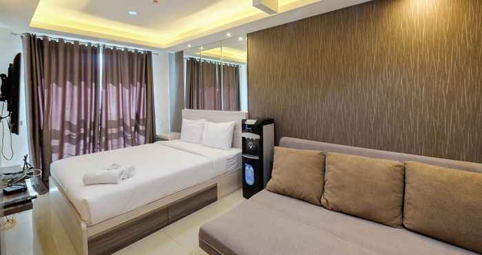 Bilik Tidur Comfy and Modern 1BR Apartment at Woodland Park Residence By Travelio