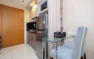 Phòng ngủ 3 Comfy and Modern 1BR Apartment at Woodland Park Residence By Travelio
