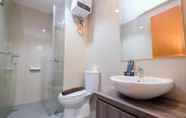 Toilet Kamar 5 Comfy and Modern 1BR Apartment at Woodland Park Residence By Travelio