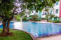 Kolam Renang Comfy and Modern 1BR Apartment at Woodland Park Residence By Travelio