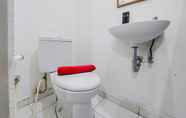 Toilet Kamar 3 Cozy and Comfortable Studio at Aeropolis 3 Apartment By Travelio