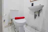 Toilet Kamar Cozy and Comfortable Studio at Aeropolis 3 Apartment By Travelio