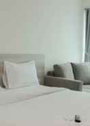 BEDROOM Comfy and Elegant Studio at Grand Kamala Lagoon Apartment By Travelio