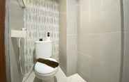 Phòng tắm bên trong 5 Cozy and Warm 2BR Apartment at Gateway Ahmad Yani Cicadas By Travelio