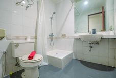 In-room Bathroom Simply and Comfort Studio at Puri Kemayoran Apartment By Travelio