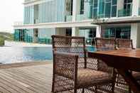 สระว่ายน้ำ Best Price and Warm 1BR Brooklyn Apartment near IKEA Alam Sutera by Travelio