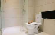 Toilet Kamar 5 Chic and Tidy 1BR Brooklyn Apartment near IKEA Alam Sutera By Travelio