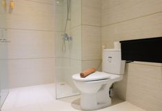 In-room Bathroom 5 Chic and Tidy 1BR Brooklyn Apartment near IKEA Alam Sutera By Travelio