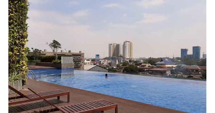 สระว่ายน้ำ Apartemen Springwood by Royal Room