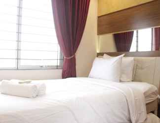 Kamar Tidur 2 Comfy and Strategic 2BR Apartment at The Edge near UNJANI By Travelio