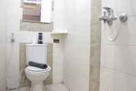 Toilet Kamar Comfy and Strategic 2BR Apartment at The Edge near UNJANI By Travelio