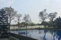 Kolam Renang Comfy and Strategic 2BR Apartment at The Edge near UNJANI By Travelio