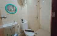 Toilet Kamar 6 Relax and Warm Studio at Vida View Makassar Apartment By Travelio