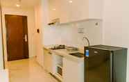 Kamar Tidur 5 Tidy and Elegant 2BR at Sky House BSD Apartment By Travelio