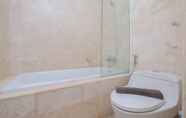 Toilet Kamar 5 Strategic and Luxury 1BR Apartment at The Empyreal Epicentrum By Travelio