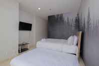 Bedroom Strategic and Luxury 1BR Apartment at The Empyreal Epicentrum By Travelio