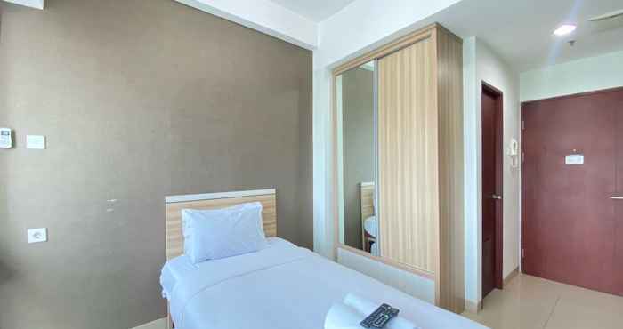 Kamar Tidur Cozy and Tidy Studio at Taman Melati Jatinangor Apartment By Travelio