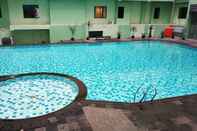 Kolam Renang Nice and Fancy 1BR at Menteng Square Apartment By Travelio