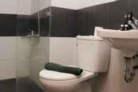 Toilet Kamar Best Deal 2BR at Cinere Bellevue Suites Apartment By Travelio