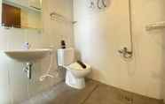 Toilet Kamar 4 Cozy Studio at Skyland City Jatinangor Apartment By Travelio