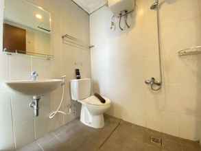 Toilet Kamar 4 Cozy Studio at Skyland City Jatinangor Apartment By Travelio