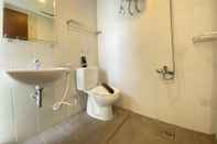 Toilet Kamar Cozy Studio at Skyland City Jatinangor Apartment By Travelio