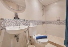 In-room Bathroom 6 Comfy and Comfort 2BR at Great Western Resort Apartment By Travelio