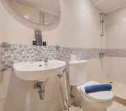 In-room Bathroom 6 Comfy and Comfort 2BR at Great Western Resort Apartment By Travelio