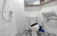 Toilet Kamar 5 Comfort and Warm 1BR at Amartha View Apartment By Travelio