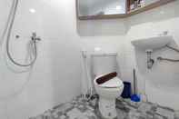 Toilet Kamar Comfort and Warm 1BR at Amartha View Apartment By Travelio