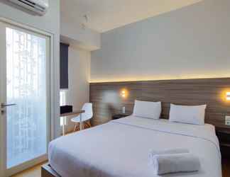 Kamar Tidur 2 Comfort and Warm 1BR at Amartha View Apartment By Travelio
