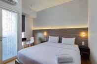 Kamar Tidur Comfort and Warm 1BR at Amartha View Apartment By Travelio