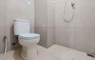 Toilet Kamar 5 Cozy and Comfort Stay Studio at Baileys Apartment By Travelio