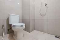 Toilet Kamar Cozy and Comfort Stay Studio at Baileys Apartment By Travelio