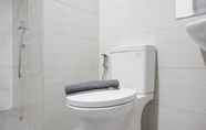 Toilet Kamar 6 Fancy and Nice 1BR Apartment at Ciputra International By Travelio